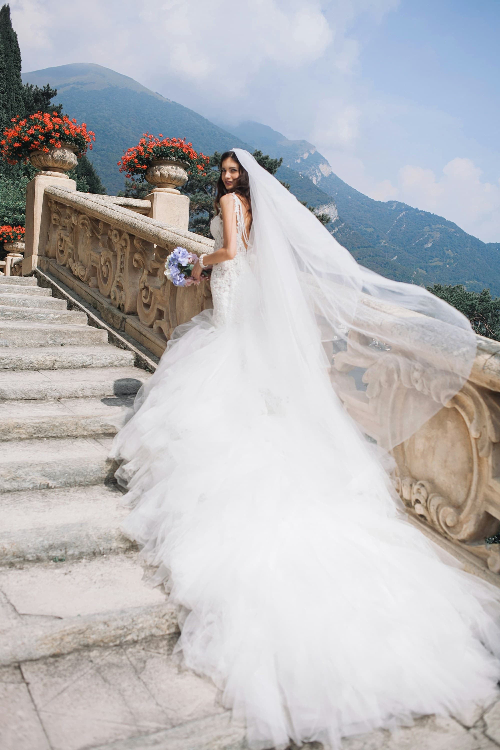 Vestido nude con drapeado — espalda