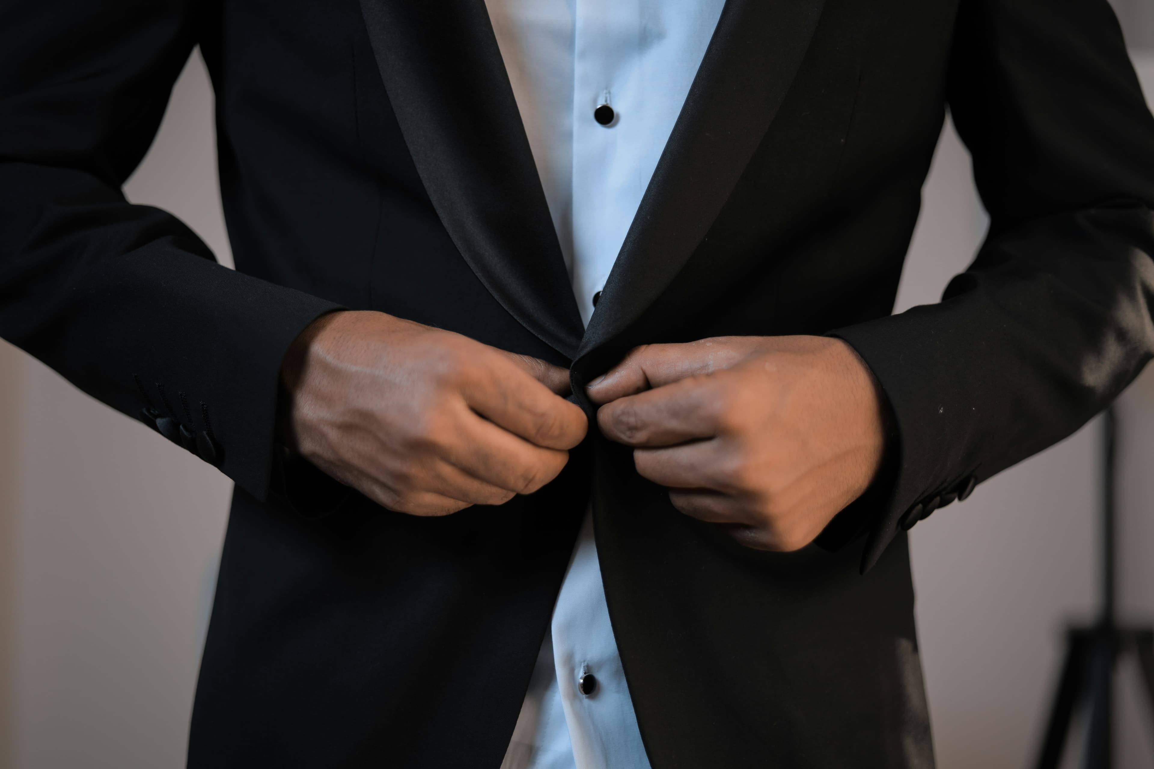 Traje azul marino slim — espalda