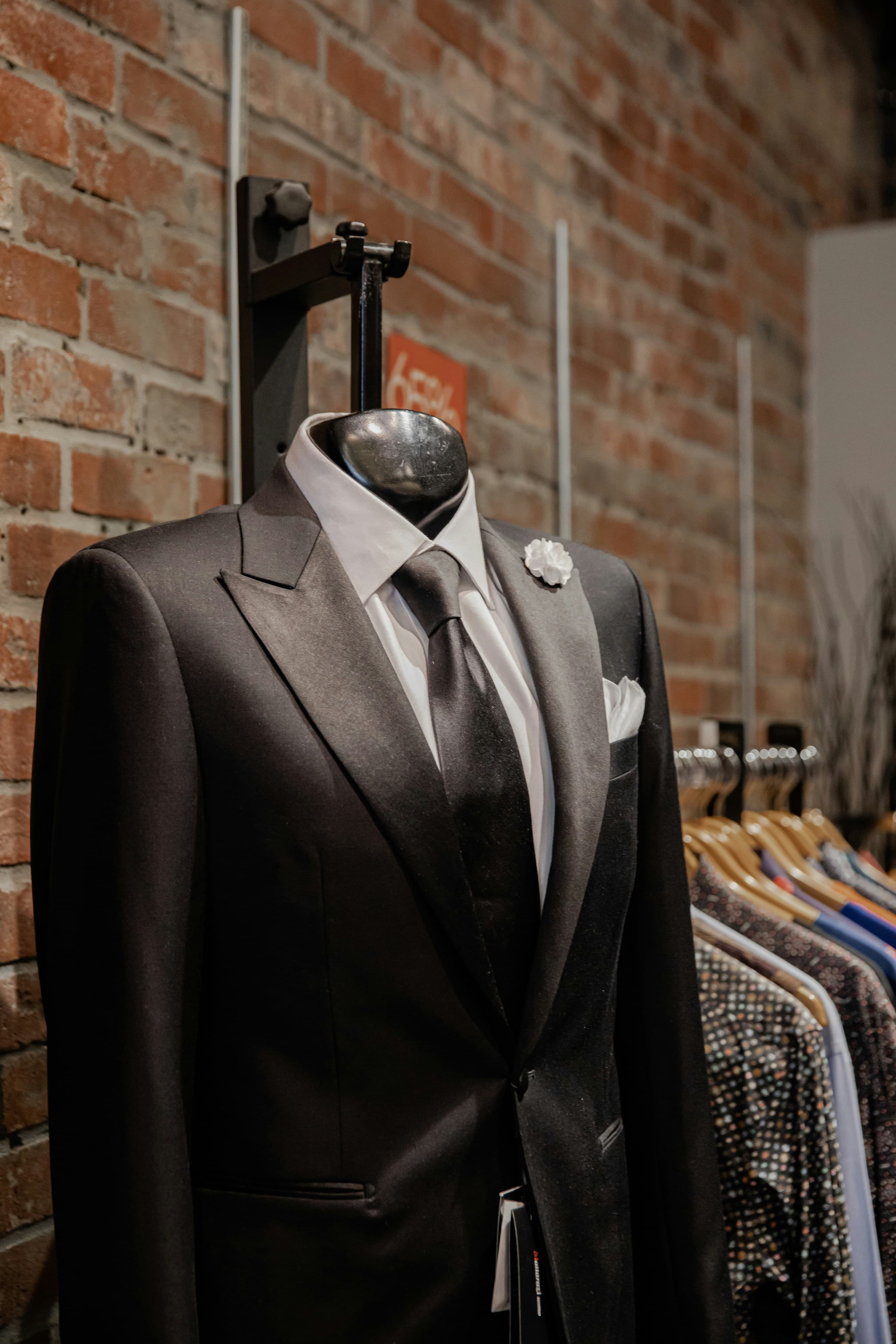 Vestido negro corto cocktail — espalda