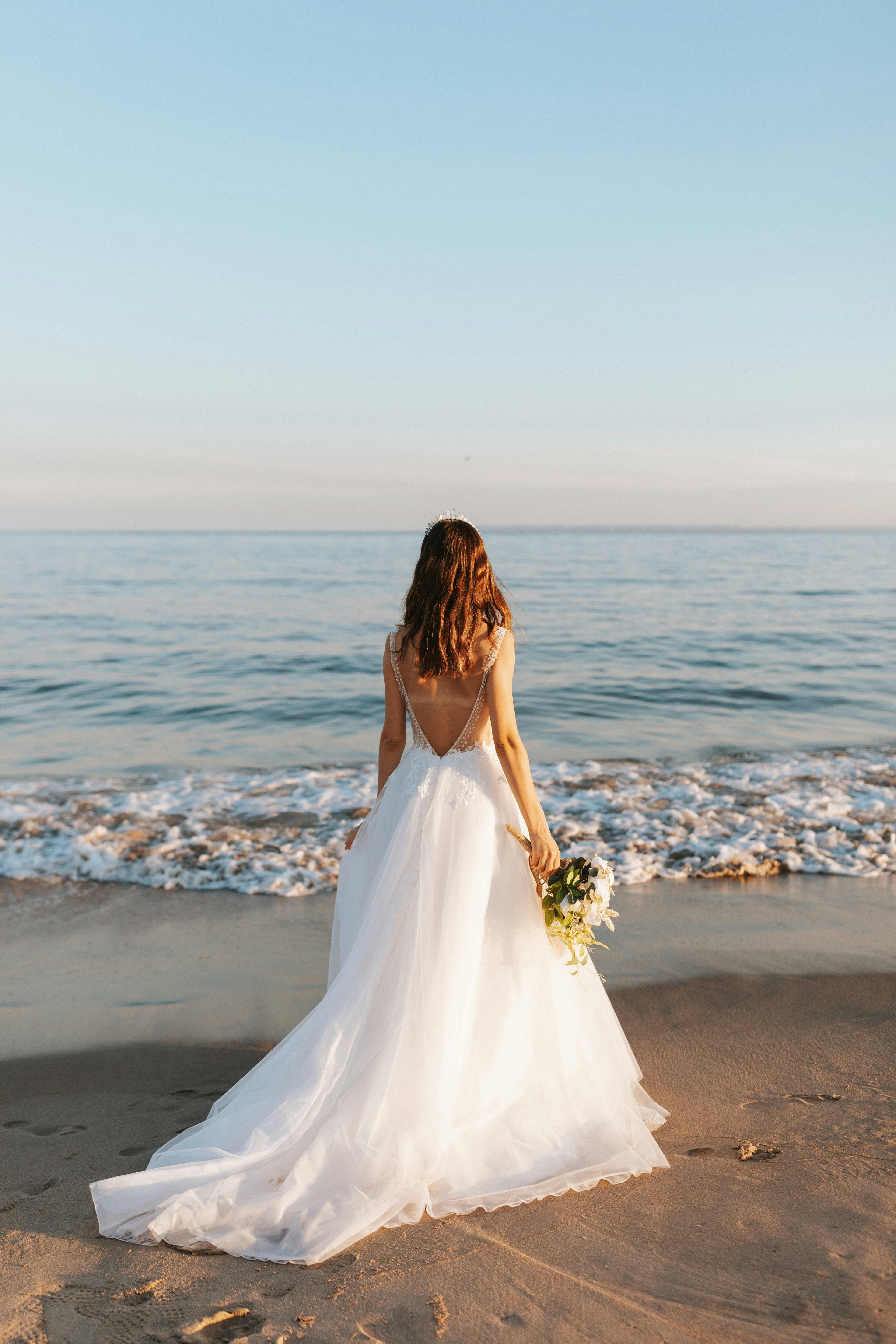 Vestido rosa palo con capa — espalda