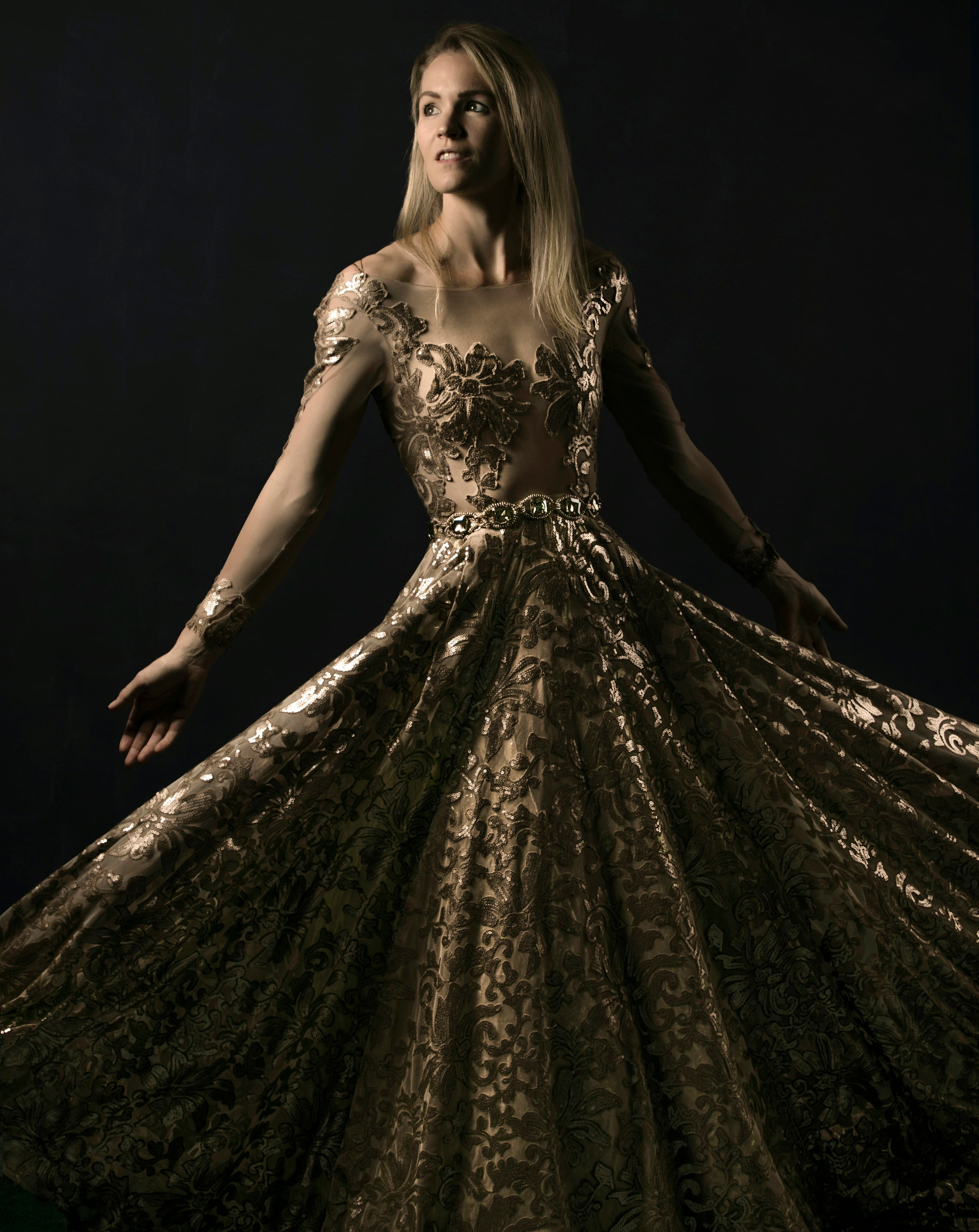 Vestido dorado con espalda descubierta