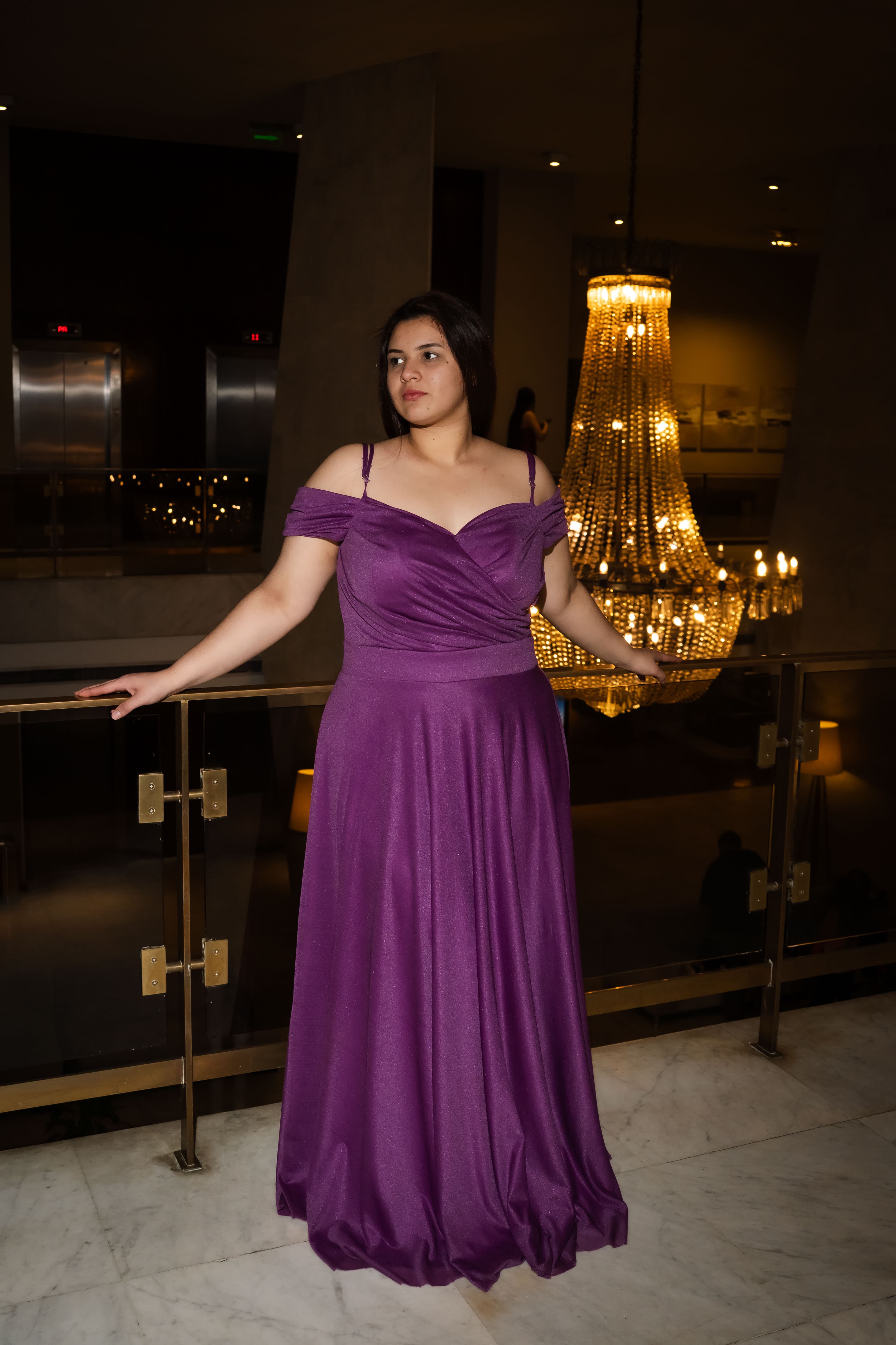 Vestido morado satinado bardot