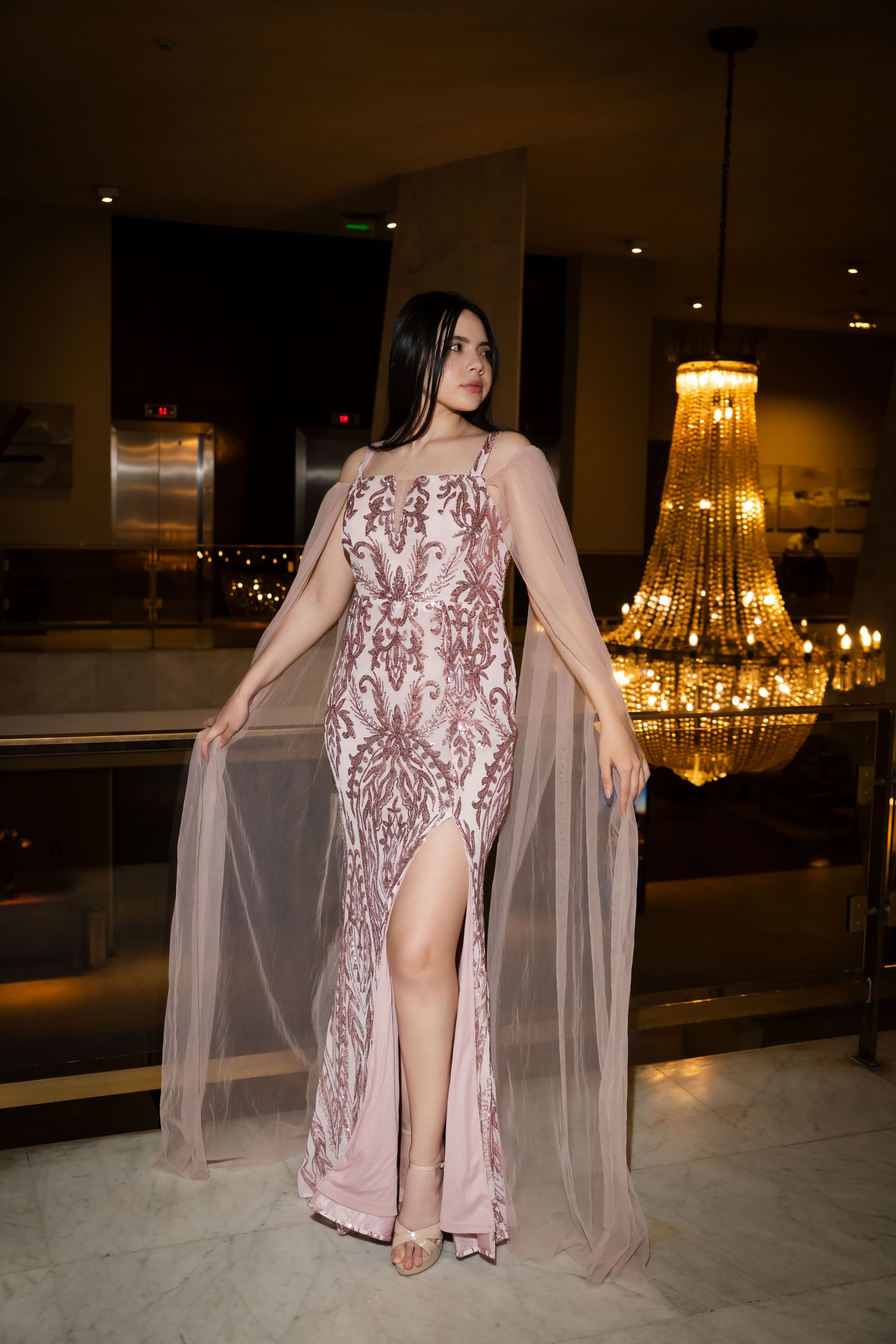 Vestido rosa pastel lentejuelas mangas murciélago