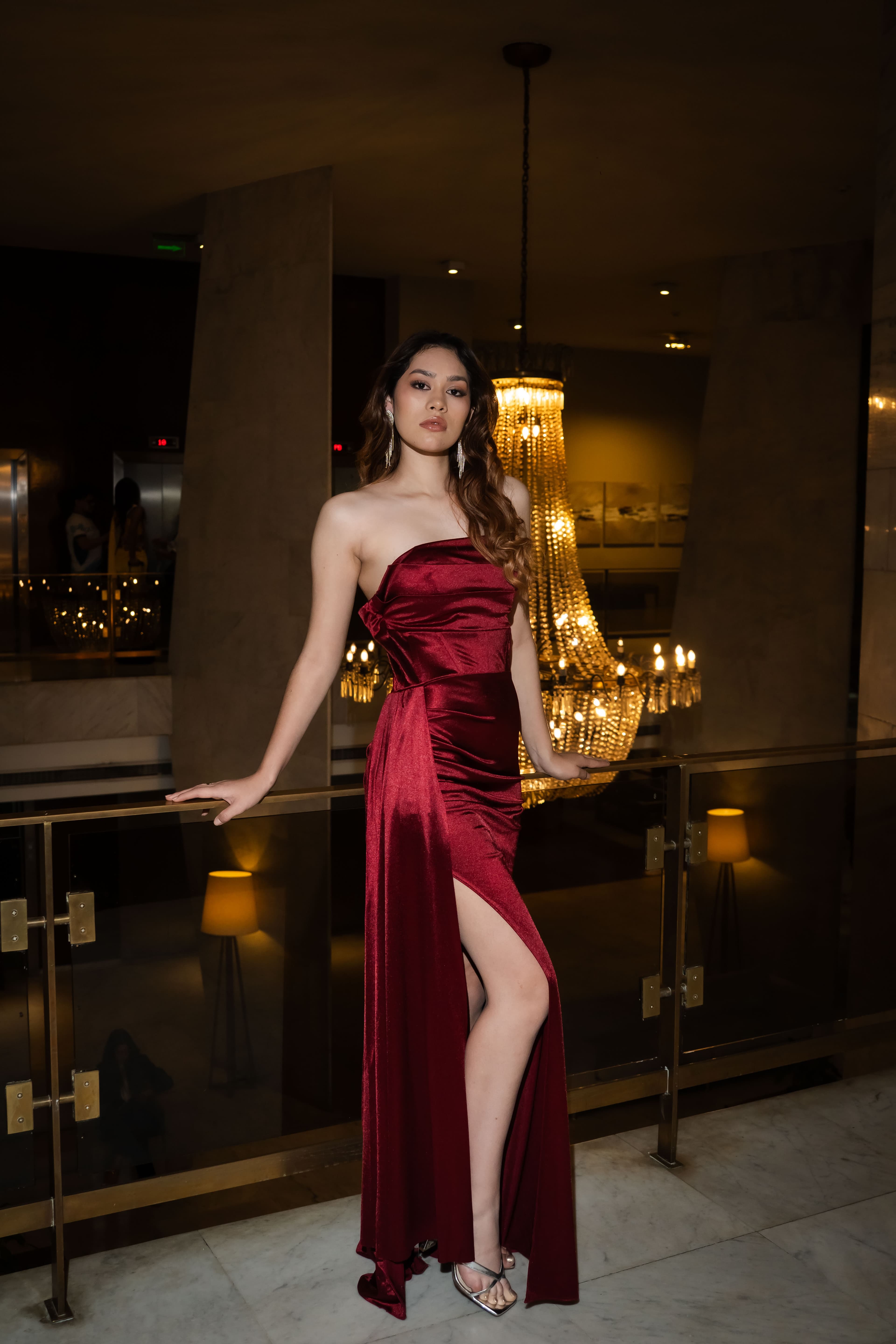 Vestido bordó satinado tirantes